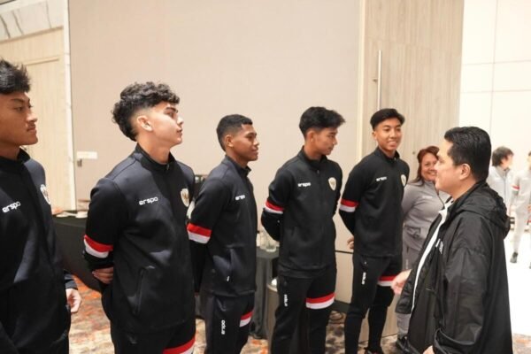 Here are some alternate titles for "Lepas Timnas U-17, Erick Thohir: berikan yang terbaik demi Piala Dunia":

1. "Erick Thohir: Timnas U-17 Harus Berjuang untuk Kejayaan di Piala Dunia"
2. "Meninggalkan Timnas U-17, Erick Thohir Ajak Fokus untuk Piala Dunia"
3. "Piala Dunia Menanti: Pesan Erick Thohir untuk Timnas U-17"
4. "Erick Thohir Lepas Timnas U-17 dengan Harapan Baru untuk Piala Dunia"
5. "Demi Piala Dunia: Erick Thohir Serukan Timnas U-17 untuk Berikan yang Terbaik"
6. "Menuju Piala Dunia: Pesan Motivasi Erick Thohir untuk Timnas U-17"
7. "Erick Thohir: Saatnya Timnas U-17 Tunjukkan Yang Terbaik di Piala Dunia"
8. "Lepas Tanggung Jawab, Erick Thohir Dorong Timnas U-17 Siap Tempur di Piala Dunia" 

Feel free to use or modify any of these suggestions!
