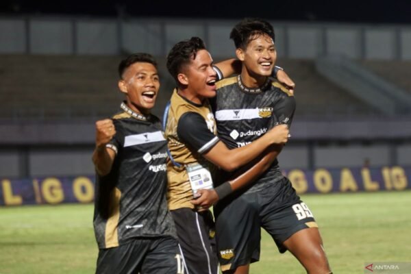 Berikut adalah alternatif judul untuk "Septian tak risaukan persaingan di lini depan timnas Indonesia":

1. "Septian Santai Hadapi Persaingan di Lini Serang Timnas Indonesia"
2. "Septian Tidak Khawatir dengan Kompetisi di Lini Depan Timnas Indonesia"
3. "Septian Percaya Diri Meski Banyak Rival di Lini Depan Timnas Indonesia"
4. "Septian Tenang Menghadapi Tantangan di Sektor Serang Timnas Indonesia"
5. "Septian Yakin Pada Kemampuan Sendiri di Tengah Persaingan Timnas Indonesia" 

Silakan pilih atau modifikasi sesuai kebutuhan!