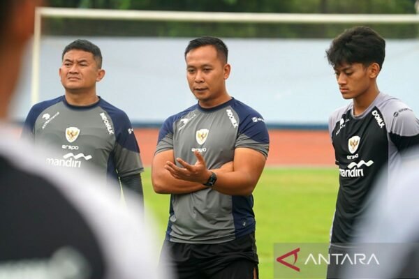 Here are some alternative titles you could use for "Sofie Imam jadi Asisten Pelatih Fisik Timnas Indonesia":

1. "Sofie Imam Dilantik Sebagai Asisten Pelatih Fisik Timnas Indonesia"
2. "Peran Baru Sofie Imam: Asisten Pelatih Fisik Timnas Indonesia"
3. "Sofie Imam Mengisi Posisi Asisten Pelatih Fisik di Timnas Indonesia"
4. "Sofie Imam: Asisten Pelatih Fisik yang Siap Dukung Timnas Indonesia"
5. "Timnas Indonesia Sambut Sofie Imam Sebagai Asisten Pelatih Fisik"
6. "Sofie Imam Ambil Alih Tugas Sebagai Asisten Pelatih Fisik Timnas Indonesia"
7. "Sofie Imam Resmi Bergabung Sebagai Asisten Pelatih Fisik di Timnas Indonesia"
8. "Sofie Imam, Asisten Pelatih Fisik Terbaru Timnas Indonesia"
9. "Dari Atlet ke Pelatih: Sofie Imam Sebagai Asisten Pelatih Fisik Timnas Indonesia"
10. "Sofie Imam Mengemban Tugas Sebagai Asisten Pelatih Fisik untuk Timnas Indonesia"

Feel free to mix and match or modify these suggestions to better suit your needs!