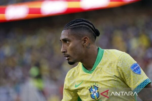 Berikut beberapa alternatif judul untuk "Raphinha sesumbar akan cetak gol saat melawan Timnas Argentina":

1. "Raphinha Yakin Akan Menjebol Jala Timnas Argentina"
2. "Raphinha: Saya Akan Cetak Gol Melawan Argentina!"
3. "Percaya Diri, Raphinha Targetkan Gol Saat Hadapi Argentina"
4. "Raphinha Optimis Menjadi Pahlawan Saat Jumpa Timnas Argentina"
5. "Berkobar Semangat, Raphinha Siap Cetak Gol untuk Timnas Melawan Argentina"
6. "Raphinha Pede, Siapkan Usaha Cetak Gol Melawan Argentina"
7. "Raphinha: Gol Melawan Argentina Adalah Target Utama"

Semoga salah satu dari alternatif ini sesuai dengan yang Anda cari!