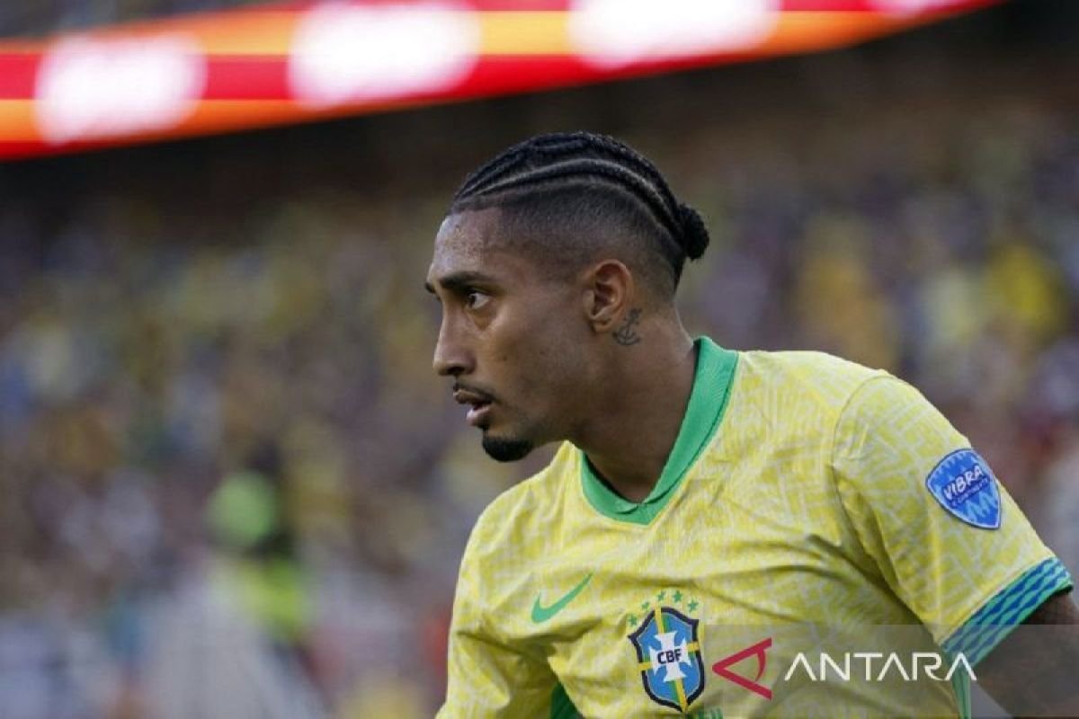 Berikut beberapa alternatif judul untuk "Raphinha sesumbar akan cetak gol saat melawan Timnas Argentina":

1. "Raphinha Yakin Akan Menjebol Jala Timnas Argentina"
2. "Raphinha: Saya Akan Cetak Gol Melawan Argentina!"
3. "Percaya Diri, Raphinha Targetkan Gol Saat Hadapi Argentina"
4. "Raphinha Optimis Menjadi Pahlawan Saat Jumpa Timnas Argentina"
5. "Berkobar Semangat, Raphinha Siap Cetak Gol untuk Timnas Melawan Argentina"
6. "Raphinha Pede, Siapkan Usaha Cetak Gol Melawan Argentina"
7. "Raphinha: Gol Melawan Argentina Adalah Target Utama"

Semoga salah satu dari alternatif ini sesuai dengan yang Anda cari!