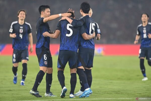 Berikut beberapa alternatif judul untuk "Jepang Ditahan Imbang Tanpa Gol oleh Arab Saudi":

1. "Jepang Gagal Menang, Berhasil Ditahan Arab Saudi Tanpa Gol"
2. "Pertandingan Sengit: Jepang dan Arab Saudi Berbagi Poin Tanpa Gol"
3. "Jepang dan Arab Saudi Selesaikan Pertandingan Tanpa Gol"
4. "Jepang Terjebak dalam Kebuntuan Gol Melawan Arab Saudi"
5. "Hasil Imbang Tanpa Gol: Jepang Tak Berdaya Hadapi Arab Saudi"
6. "Arab Saudi Tahan Jepang dalam Pertarungan Tanpa Gol"

Silakan pilih atau modifikasi sesuai kebutuhan!