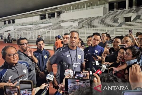 Here are some alternate titles for "Pratinjau Indonesia vs Bahrain: Saatnya kembali tampil pragmatis":

1. "Persiapan Indonesia vs Bahrain: Kembali ke Pendekatan Pragmatis"
2. "Preview Indonesia vs Bahrain: Saatnya Mengadopsi Strategi Pragmatik"
3. "Mengintip Duel Indonesia vs Bahrain: Fokus pada Pragmatism"
4. "Analisis Pertandingan Indonesia vs Bahrain: Saatnya Bermain Cerdas"
5. "Indonesia vs Bahrain: Menyongsong Kembali Pendekatan Praktis"
6. "Tinjauan Indonesia vs Bahrain: Menggali Kembali Taktik Pragmatik"
7. "Indonesia dan Bahrain: Saatnya Berstrategi Pragmatik"
8. "Preview Pertandingan: Indonesia vs Bahrain dan Kebutuhan Pendekatan Pragmatic" 

Feel free to mix and match elements from these suggestions as needed!