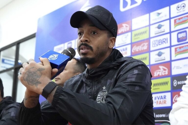 Berikut adalah beberapa alternatif judul untuk "Eduardo Janji Persija Berikan yang Terbaik di Kandang PSS":

1. "Eduardo Yakin Persija akan Maksimal di Markas PSS"
2. "Berkomitmen: Eduardo Janjikan Performa Terbaik Persija di Kandang PSS"
3. "Eduardo: Persija Siap Memberikan Segalanya di Pertandingan Melawan PSS"
4. "Persija Siap Tampil Optimal di Kandang PSS, Janji Eduardo"
5. "Eduardo: Persija Bertekad Raih Hasil Terbaik di Kandang PSS"
6. "Janji Eduardo: Persija Akan Tunjukkan Kualitas Terbaiknya di Depan PSS"

Semoga salah satu dari alternatif judul tersebut cocok!