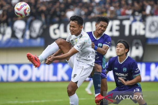 Persita Gagalkan Kemenangan Persib dalam Drama Empat Gol