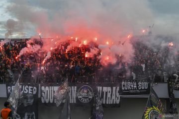Suara Bang yang Mengguncang: Laga Persita vs Persib Terhenti Sementara karena Petasan