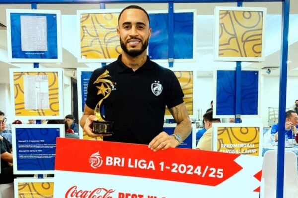 Berikut beberapa alternatif judul untuk berita tersebut:

1. "Victor Luiz Resmi Bertahan Bersama PSM Makassar Musim Depan"
2. "PSM Makassar Pertahankan Victor Luiz untuk Musim Selanjutnya"
3. "Victor Luiz Konfirmasi Bertahan di PSM Makassar untuk Musim yang Akan Datang"
4. "Keputusan Victor Luiz: Tetap Bersama PSM Makassar di Musim Depan"
5. "PSM Makassar Kembali Dekati Victor Luiz untuk Musim Depan"

Silakan pilih atau sesuaikan sesuai kebutuhan!