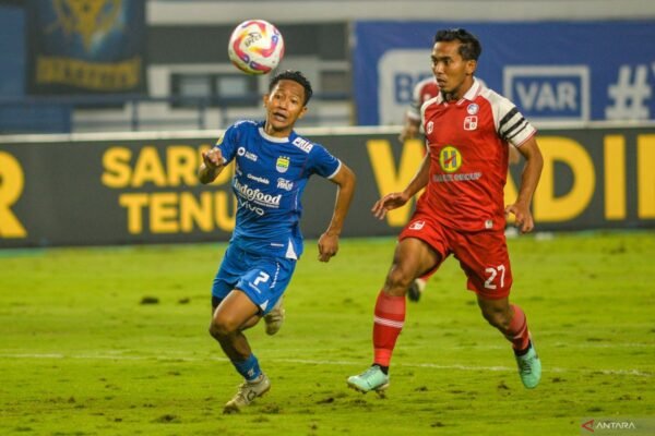 Berikut adalah beberapa alternatif judul untuk "Bojan Hodak buka peluang turunkan pemain muda kontra Persita Tangerang":

1. "Bojan Hodak Siap Beri Peluang Pemain Muda di Pertandingan Melawan Persita Tangerang"
2. "Keputusan Bojan Hodak: Pemain Muda Diberi Kesempatan Lawan Persita Tangerang"
3. "Bojan Hodak Ingin Eksplorasi Potensi Pemain Muda Saat Hadapi Persita Tangerang"
4. "Pelatih Bojan Hodak Berencana Turunkan Bibit Muda Saat Jumpa Persita Tangerang"
5. "Kesempatan Emas Bagi Pemain Muda: Strategi Bojan Hodak Hadapi Persita Tangerang"

Silakan pilih atau modifikasi sesuai kebutuhan!