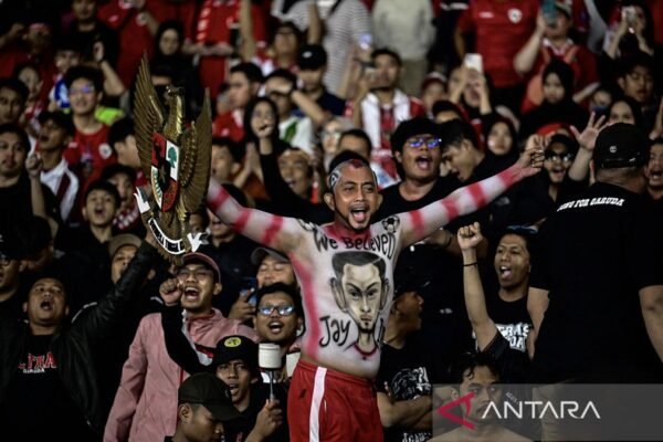 Here are some alternative titles for "Timnas Indonesia di Grup B bersama Arab Saudi dan Irak":

1. "Timnas Indonesia Bergabung dengan Arab Saudi dan Irak di Grup B"
2. "Grup B: Indonesia, Arab Saudi, dan Irak Siap Berlaga"
3. "Timnas Indonesia Hadapi Arab Saudi dan Irak di Grup B"
4. "Grup B: Tantangan bagi Timnas Indonesia Melawan Arab Saudi dan Irak"
5. "Indonesia, Arab Saudi, dan Irak: Persaingan Seru di Grup B"
6. "Timnas Indonesia di Grup B: Duel Sengit Melawan Arab Saudi dan Irak"

Feel free to use or modify any of these suggestions!