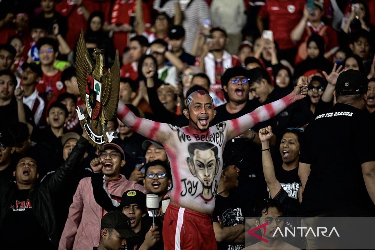 Here are some alternative titles for "Timnas Indonesia di Grup B bersama Arab Saudi dan Irak":

1. "Timnas Indonesia Bergabung dengan Arab Saudi dan Irak di Grup B"
2. "Grup B: Indonesia, Arab Saudi, dan Irak Siap Berlaga"
3. "Timnas Indonesia Hadapi Arab Saudi dan Irak di Grup B"
4. "Grup B: Tantangan bagi Timnas Indonesia Melawan Arab Saudi dan Irak"
5. "Indonesia, Arab Saudi, dan Irak: Persaingan Seru di Grup B"
6. "Timnas Indonesia di Grup B: Duel Sengit Melawan Arab Saudi dan Irak"

Feel free to use or modify any of these suggestions!
