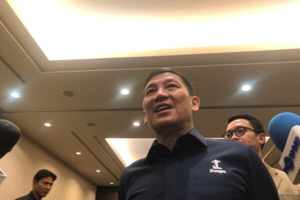 Berikut beberapa alternatif judul untuk topik "Alasan FIFA Belum Beri Izin Kehadiran Suporter Away di Super League":

1. "Mengapa FIFA Belum Mengizinkan Suporter Away di Super League?"
2. "FIFA Ngotot: Alasan di Balik Larangan Suporter Away di Super League"
3. "FIFA Masih Ragu: Alasan di Balik Pembatasan Suporter Away di Super League"
4. "Kendala FIFA: Mengapa Suporter Away Tak Dapat Masuk ke Super League?"
5. "FIFA dan Suporter Away: Menguak Alasan Larangan di Super League"
6. "Super League: Kenapa FIFA Belum Berikan Lampu Hijau untuk Suporter Away?"
7. "FIFA Tegaskan Larangan Suporter Away: Apa Alasannya?"
8. "Hasil Pertimbangan FIFA: Suporter Away Dilarang Masuk ke Super League"

Semoga alternatif judul ini bermanfaat!