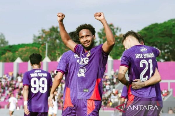 Tentu, berikut beberapa alternatif untuk judul "Player of the Match" untuk Williams Lugo:

1. "Bintang Pertandingan: Williams Lugo"
2. "Pemain Terbaik: Williams Lugo"
3. "Williams Lugo: Pahlawan Pertandingan"
4. "Sorotan Utama: Williams Lugo"
5. "Williams Lugo: Pemain Unggulan"
6. "Williams Lugo: Bintang Lapangan"
7. "Williams Lugo: Fokus Pertandingan"
8. "Kinerja Gemilang: Williams Lugo Terpilih Sebagai Pemain Terbaik"

Silakan pilih salah satu atau gunakan sebagai inspirasi!