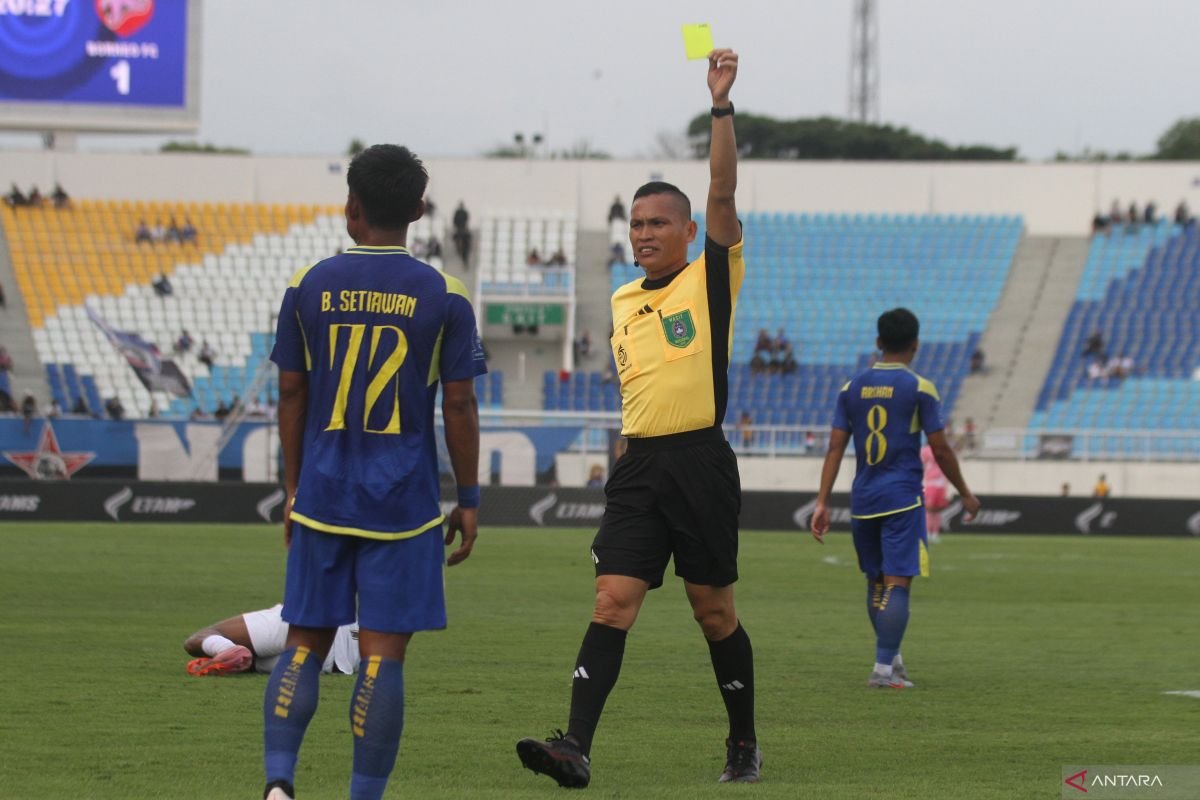 Pelatih Arema Menyalahkan Wasit atas Kekalahan dari Borneo
