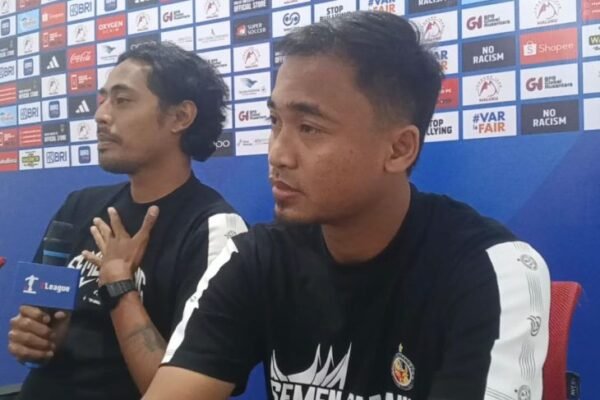 Here are some alternative titles for "Semen Padang optimistis curi poin di Ternate":

1. "Semen Padang Yakin Raih Poin di Ternate"
2. "Semen Padang Berharap Serap Poin di Ternate"
3. "Optimisme Semen Padang Meraih Poin di Ternate"
4. "Semen Padang Targetkan Poin di Ternate"
5. "Keyakinan Semen Padang untuk Ambil Poin di Ternate"
6. "Semen Padang Siap Curi Poin di Tanah Ternate"
7. "Semen Padang: Misi Poin di Ternate"
8. "Optimisme Semen Padang Menuju Ternate: Poin yang Diharapkan"
9. "Semen Padang Dapatkan Poin di Ternate: Keyakinan yang Kuat"
10. "Semen Padang Bersiap Curi Poin dari Ternate"

Feel free to choose or modify any of these suggestions!